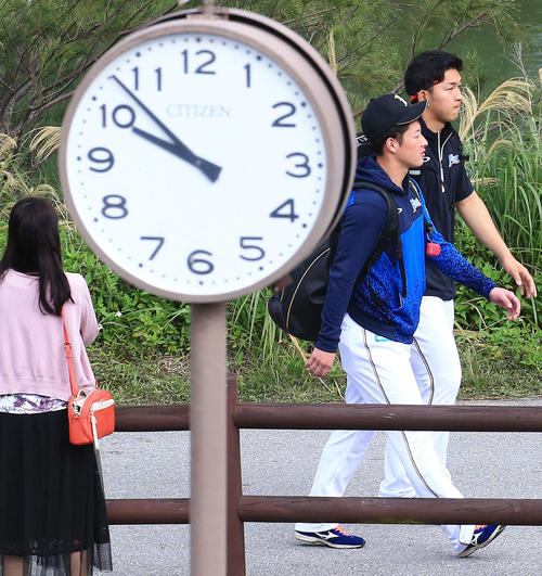 紅白戦開始約3時間前に球場入りする日本ハム柿木(右)と吉田輝(撮影・江口和貴)