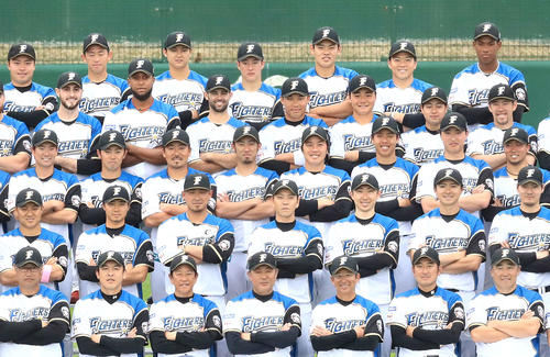 チーム集合写真を撮る日本ハムナイン。最後列中央は吉田輝、下から4列目右から3人目は清宮(撮影・江口和貴)