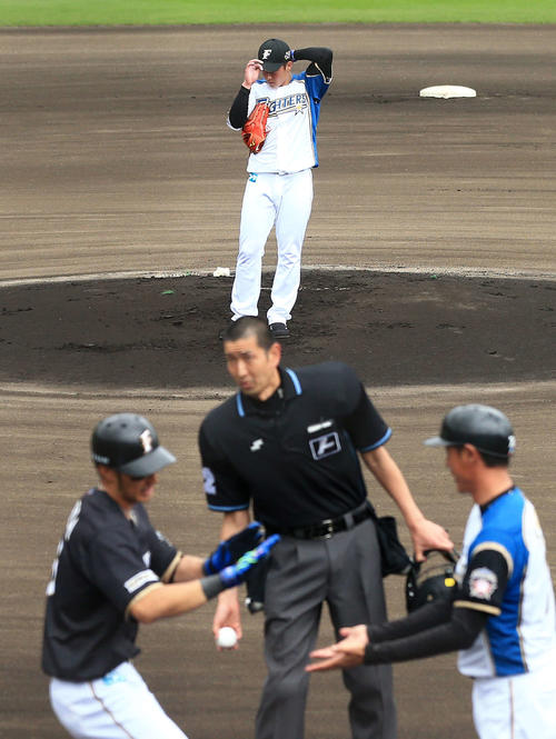 日本ハム紅白戦 紅組対白組 1回表紅組1死、大田(手前左)にソロ本塁打を浴びた吉田輝(撮影・江口和貴)