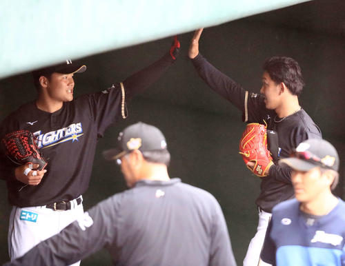 日本ハム紅白戦 紅組対白組 1回裏終了後、ベンチでタッチをかわす日本ハム柿木(右)と清宮(撮影・江口和貴)