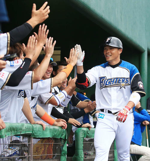 日本ハム紅白戦 紅組対白組 4回裏白組無死、ソロ本塁打を放ちナインとタッチをかわす王(撮影・江口和貴)