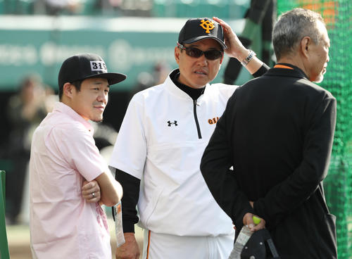 亀田興毅氏（左）と話す巨人原監督（撮影・林敏行）
