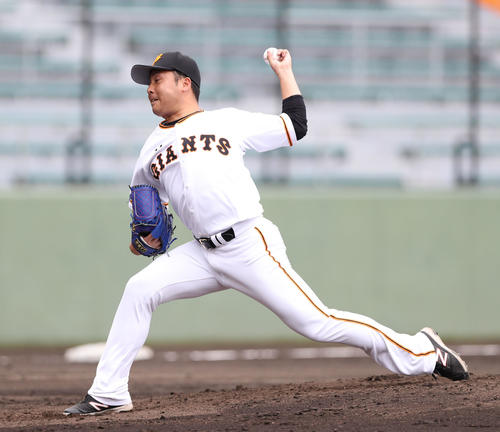 巨人対韓国サムスン　力投する巨人2番手今村（撮影・林敏行）