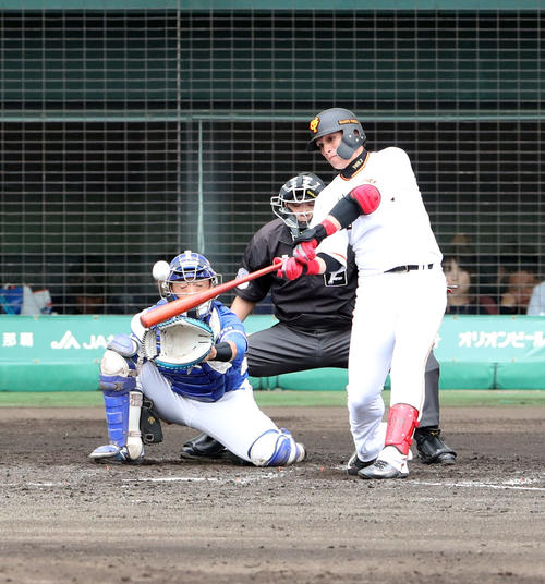 巨人対サムスン　3回裏巨人1死、左越えソロ本塁打を放つ陽（撮影・垰建太）