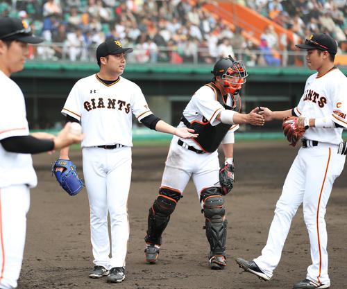 巨人対韓国サムスン　4回表を3者凡退におさめ、炭谷（中央）と共に坂本勇（右）を出迎える今村（撮影・林敏行）