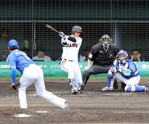 巨人対サムスン　3回裏巨人2死一塁、中前安打を放つ吉川尚（撮影・垰建太）