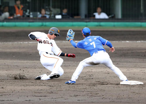 巨人対サムスン　4回裏巨人1死一塁、二盗を決める立岡（撮影・垰建太）