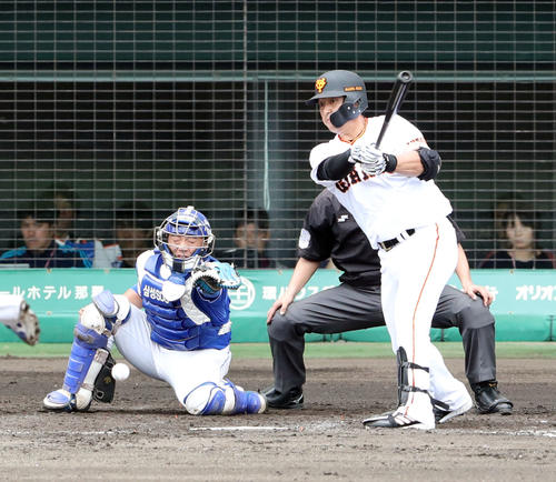 巨人対サムスン　4回裏巨人1死一、三塁、中前適時打を放つ中島（撮影・垰建太）