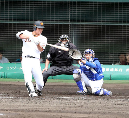 巨人対サムスン　5回裏巨人2死、右中間に二塁打を放つ大城（撮影・垰建太）