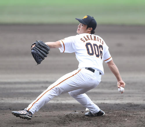巨人対韓国サムスン　力投する巨人3番手坂本工（撮影・林敏行）