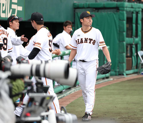 巨人対韓国サムスン　8回表を3者凡退とし、充実した表情をみせる巨人坂本工（右端）。左端は坂本勇（撮影・林敏行）