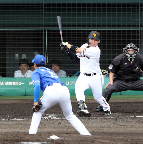 巨人対サムスン　2回裏巨人無死一、三塁、右翼に適時打を放つ丸（撮影・垰建太）