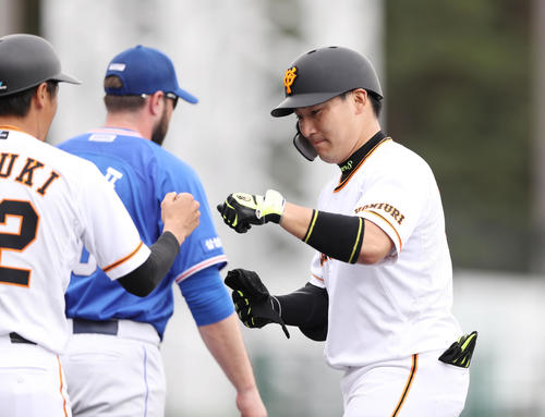巨人対韓国サムスン　2回裏巨人無死一、三塁、丸は右前適時打を放ち、鈴木外野守備走塁コーチとグータッチ（撮影・林敏行）