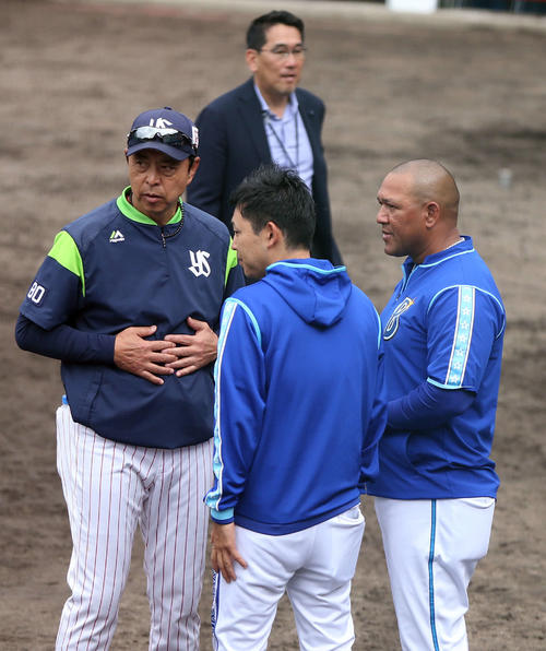 練習試合前、談笑する小川監督（左）とラミレス監督（撮影・狩俣裕三）