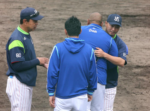練習試合前、ラミレス監督（右から2人目）とハグし再会を喜ぶ青木（右端）。左は小川監督（撮影・狩俣裕三）