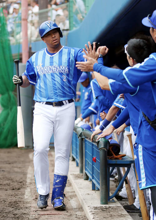 練習試合ヤクルト対DeNA　4回表DeNA無死、ソロ本塁打を放つロペス（撮影・狩俣裕三）