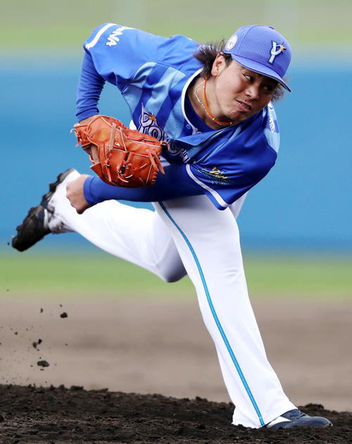 練習試合ヤクルト対DeNA　5回裏、DeNA3番手で登板する浜口（撮影・狩俣裕三）