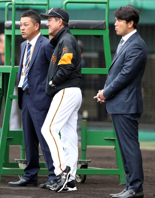 巨人キャンプに訪れた谷繁氏（左）は原監督（中央）と談笑する。右は高橋氏（撮影・垰建太）