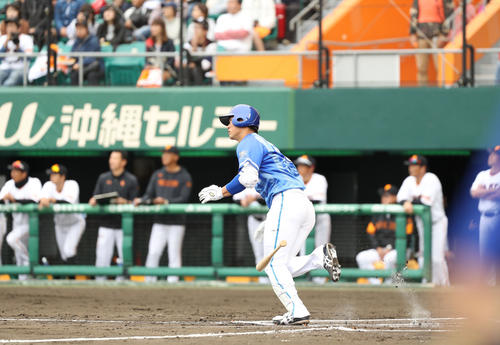 巨人対DeNA　6回表DeNA2死一塁、中井は右中間に適時二塁打を放つ（撮影・林敏行）