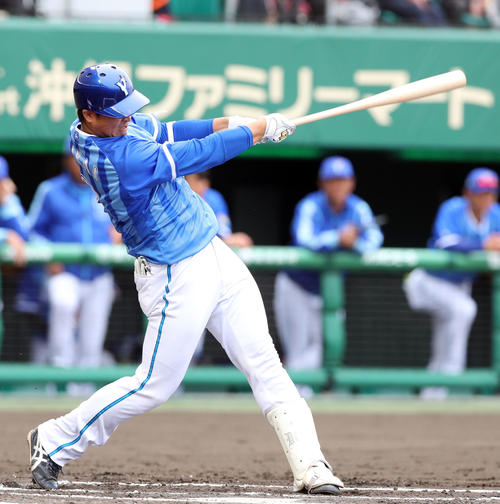 巨人対DeNA　6回表DeNA2死一塁、右中間に適時二塁打を放つ中井（撮影・垰建太）