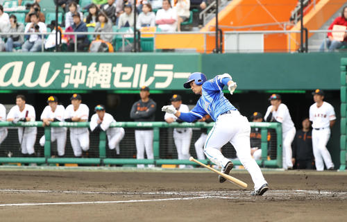 巨人対DeNA　2回表DeNA1死、中井は左前打を放つ（撮影・林敏行）