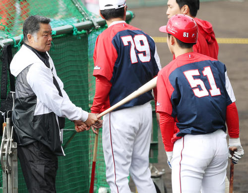 バットを手に広島小園（手前右）と言葉を交わす川藤氏（左）（撮影・前田充）