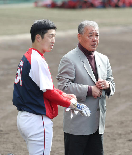 視察に訪れた福本氏（右）と言葉を交わす広島小園（撮影・前田充）