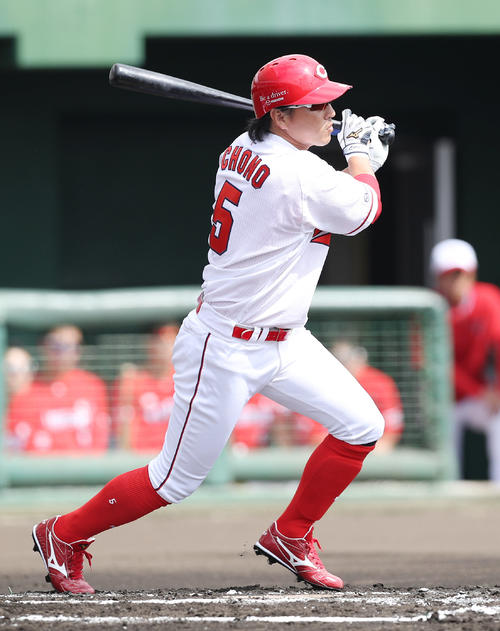 広島対KIA　1回裏広島1死一塁、中前打を放つ広島長野（撮影・前田充）