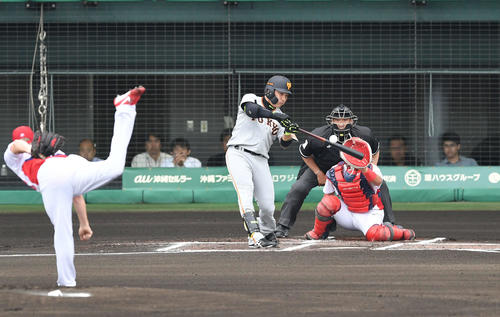 KIA対巨人 1回表巨人1死、丸は中前打を放つ(撮影・山崎安昭)