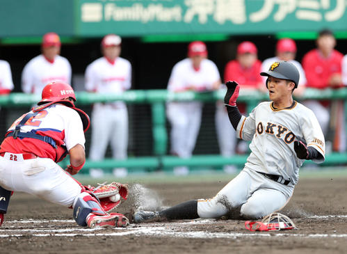 巨人対KIA 7回表巨人無死満塁、岡本の適時打で一走の田中俊(右)は一気に本塁を狙うもタッチアウトとなる(撮影・垰建太)