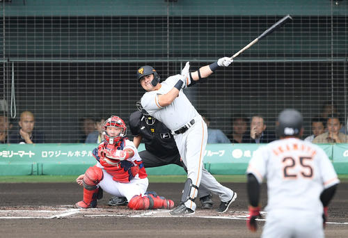 KIA対巨人 1回表巨人2死一、二塁、ビヤヌエバは左中間へ2点適時二塁打を放つ(撮影・山崎安昭)
