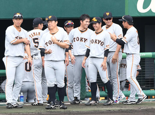 KIA対巨人 2回裏KIAの攻撃を封じた高橋(右から4人目)は菅野(同2人目)らに声をかけられ笑顔(撮影・山崎安昭)