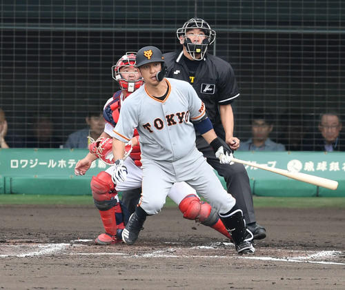 KIA対巨人 4回表巨人1死、中島は左前打を放つ(撮影・山崎安昭)
