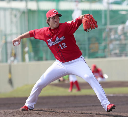 広島先発の九里亜蓮（撮影・上山淳一）