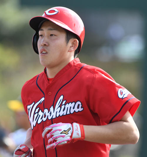 6回表広島無死、小園海斗は左飛に倒れベンチに戻る（撮影・奥田泰也）