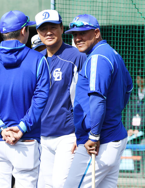 中日対DeNA 試合前に話す中日与田監督(左)とDeNAラミレス監督(撮影・前岡正明)