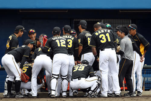 ヤクルト対阪神 試合前の円陣でナバーロが声出しし、笑顔を見せる矢野監督(左から3人目)(撮影・狩俣裕三)