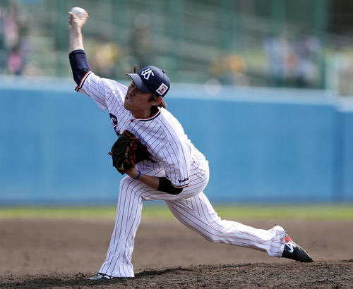 ヤクルト対阪神 3回表から登板する高梨(撮影・狩俣裕三)