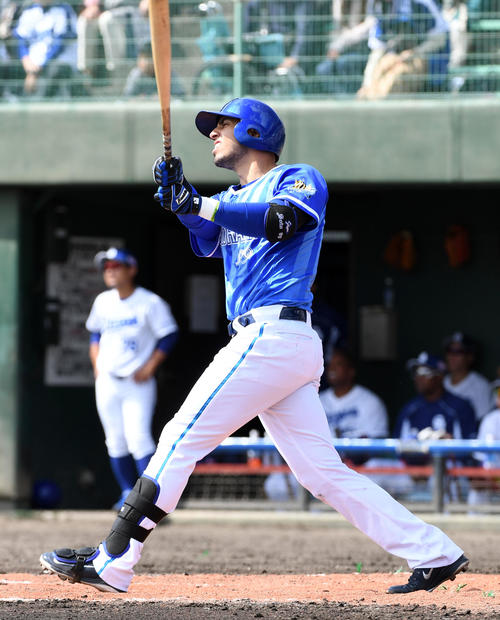 中日対DeNA 3回表DeNA2死、ソトは左越え本塁打を放つ(撮影・前岡正明)