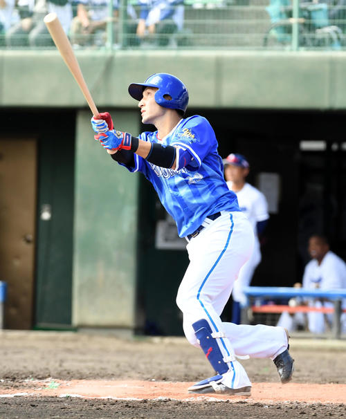 中日対DeNA 4回表DeNA無死一、二塁、伊藤光は左越え3点本塁打を放つ(撮影・前岡正明)