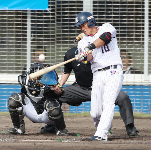 7回裏ヤクルト1死一塁、代打荒木は左越え2点本塁打を放つ(撮影・加藤哉)