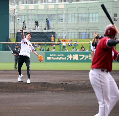 始球式を行う江宏傑(撮影・垰建太)