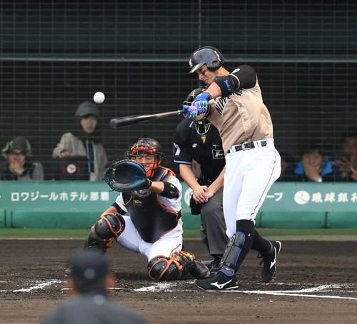 巨人対日本ハム　3回表日本ハム無死、大田は左中間へ二塁打を放つ（撮影・山崎安昭）