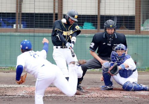3回表阪神1死一塁、鳥谷は右越え適時二塁打を放つ（撮影・加藤哉）