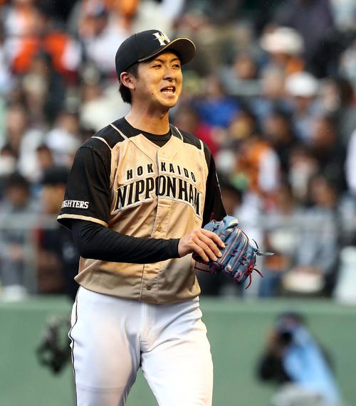 巨人対日本ハム　3回裏、打者を3人で抑え笑顔の上沢（撮影・黒川智章）