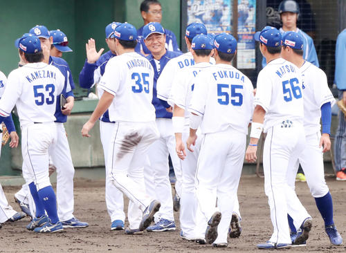 阪神に勝利し与田監督はオープン戦初勝利を挙げ笑顔を見せてナインを出迎える（撮影・加藤哉）