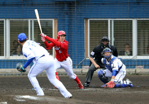 DeNA対広島　9回表広島無死一塁、左前打を放つ小園。投手山崎（撮影・狩俣裕三）