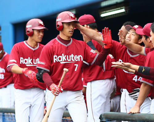 ヤクルト対楽天　8回表楽天無死一塁、左越え2点本塁打を放ちベンチに祝福される辰己（右）。左は田中（撮影・足立雅史）