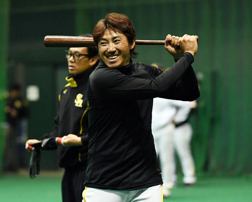 オープン戦が中止になり室内で打撃練習をした内川は笑顔を見せる（撮影・今浪浩三）