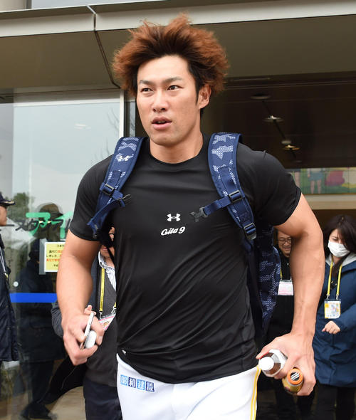 ソフトバンク対オリックス　雨で中止が決まり引き揚げる柳田（撮影・今浪浩三）